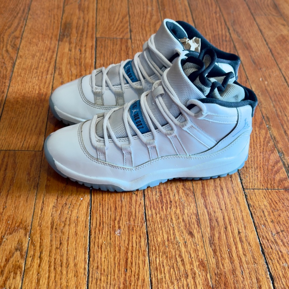 Nike Air Jordan 11 Retro Legend Blue 2Y Youth White UNC Blue 378039-104 Clean
